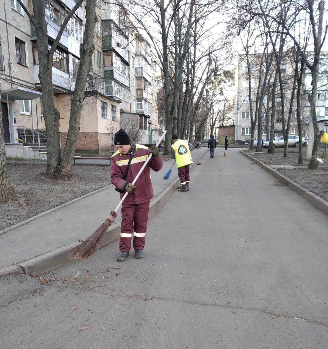 Комунальники Харкова продовжують наводити лад на дорогах та дворах